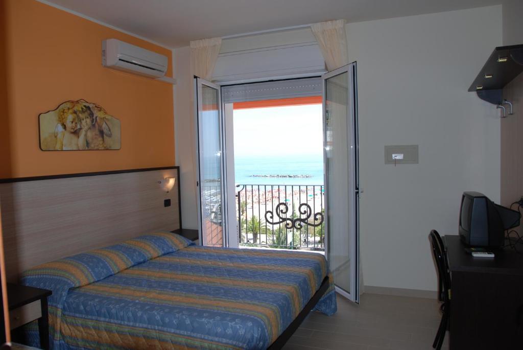 Hotel Cristall Сан Бенедето дел Тронто Екстериор снимка