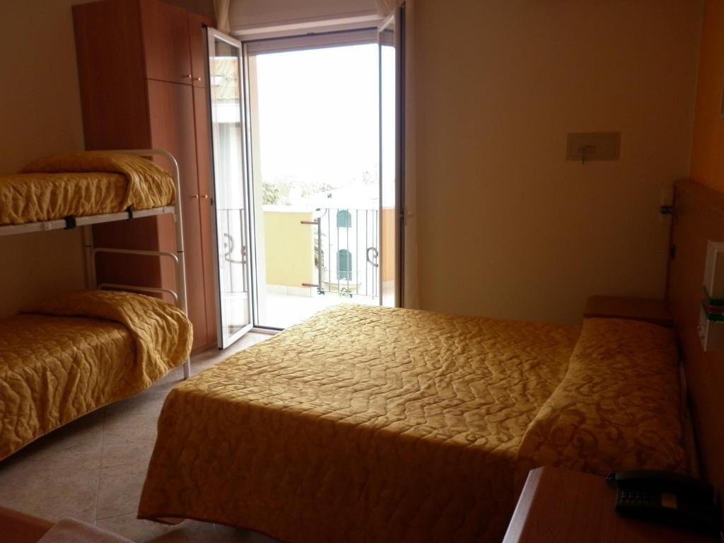 Hotel Cristall Сан Бенедето дел Тронто Екстериор снимка