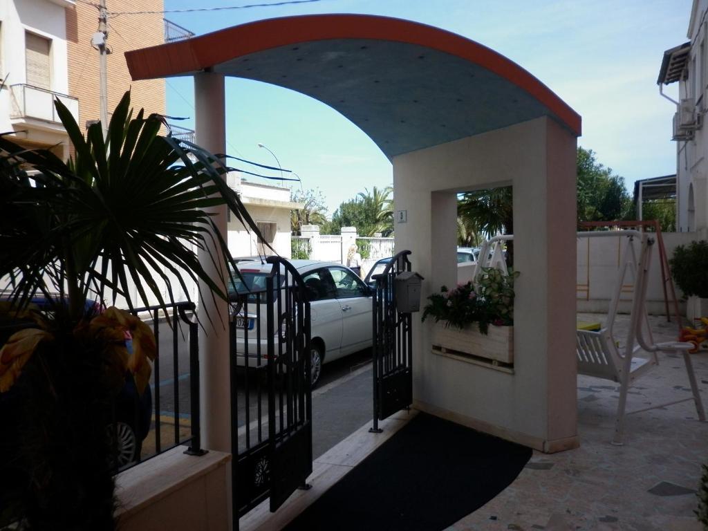 Hotel Cristall Сан Бенедето дел Тронто Екстериор снимка
