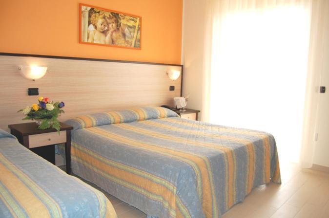 Hotel Cristall Сан Бенедето дел Тронто Екстериор снимка