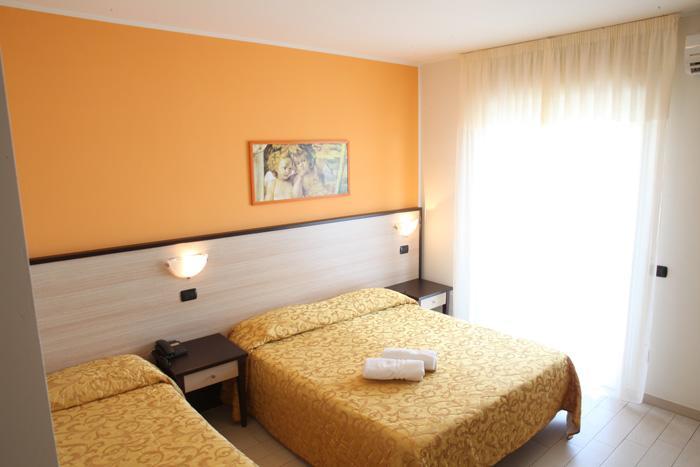 Hotel Cristall Сан Бенедето дел Тронто Екстериор снимка