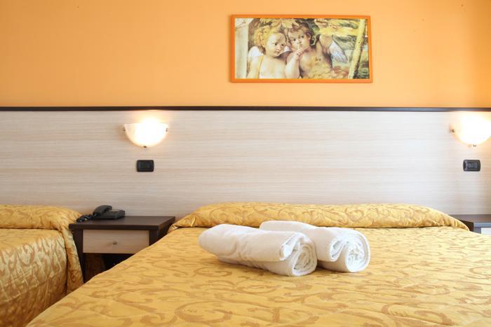 Hotel Cristall Сан Бенедето дел Тронто Екстериор снимка
